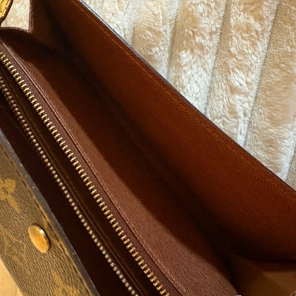 ✨ Authentic Vintage Louis Vuitton Monogram Wallet ✨ - Picture 5 of 9